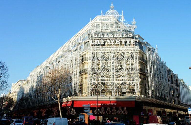 Shopping-Tempel mit kostenloser Aussicht während der Klassenfahrt nach Paris. Im Bild die Jugendstilfassade des Kaufhauses Galeries Lafayette.