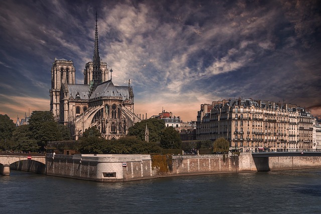 Die Wiedereröffnung von Notre-Dame nach dem verheerenden Brand findet am 8. Dezember 2024 statt. Im Bild die kathedrake auf der Insel in der Seine, im Vordergrund der Fluss.